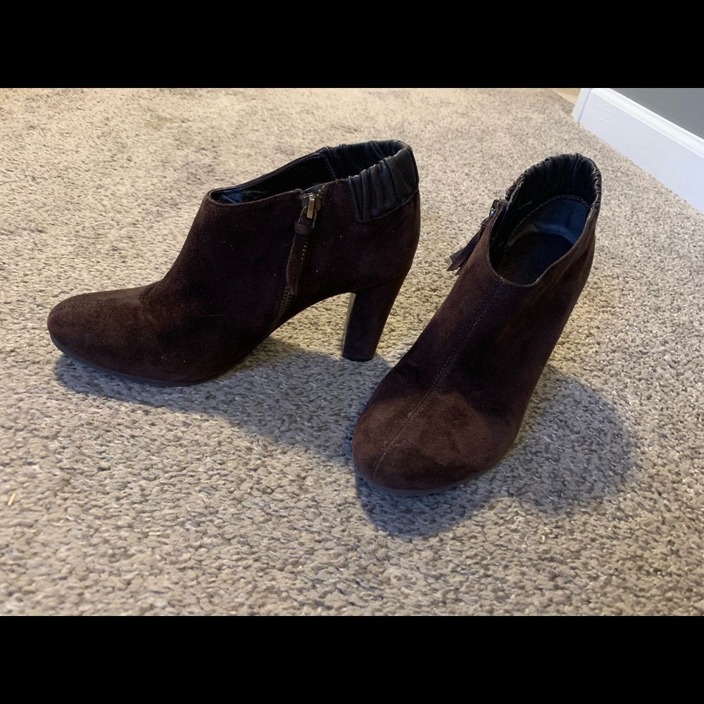 Loft size 7 dark brown suede booties